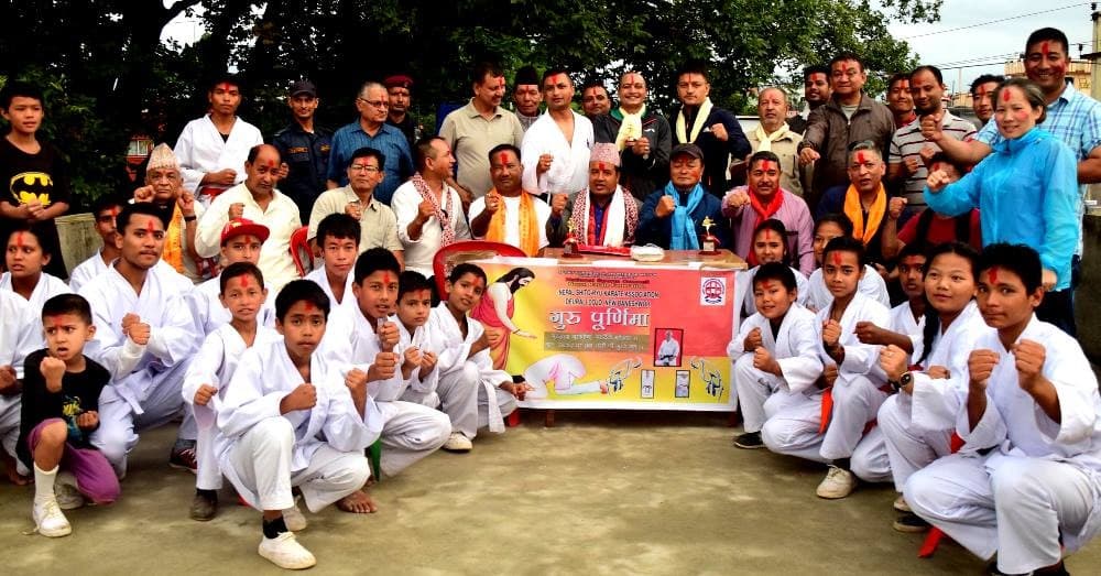 देउराली क्लबद्वारा पूर्व उद्योगमन्त्री बस्नेत सम्मानित