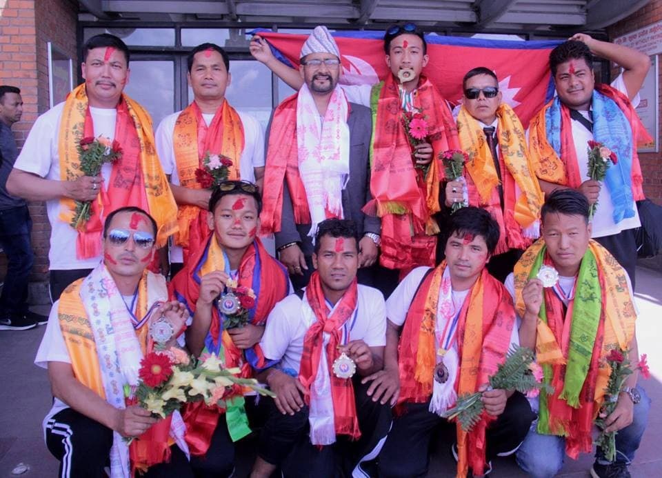 स्वर्ण विजेता कराते टोली स्वदेश फिर्ता