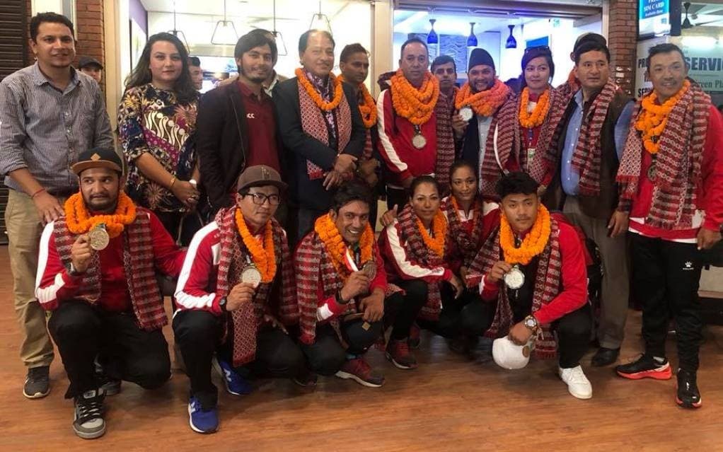 रजत विजेता खेलाडीलाई नगरपरिक्रमा गराईदै, प्रधानमन्त्रीद्धारा सम्मान