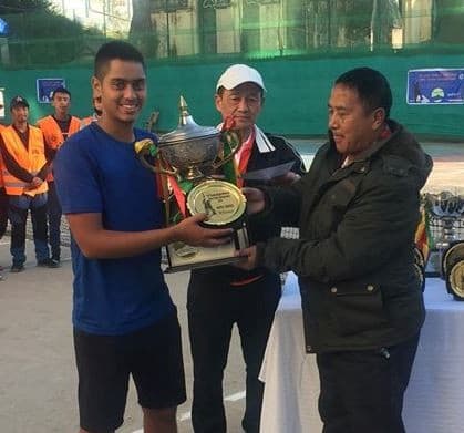 भारतमा प्रणवलाई स्वर्ण