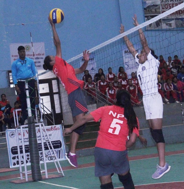 आर्मीविरुद्ध पुलिस (Video Live)