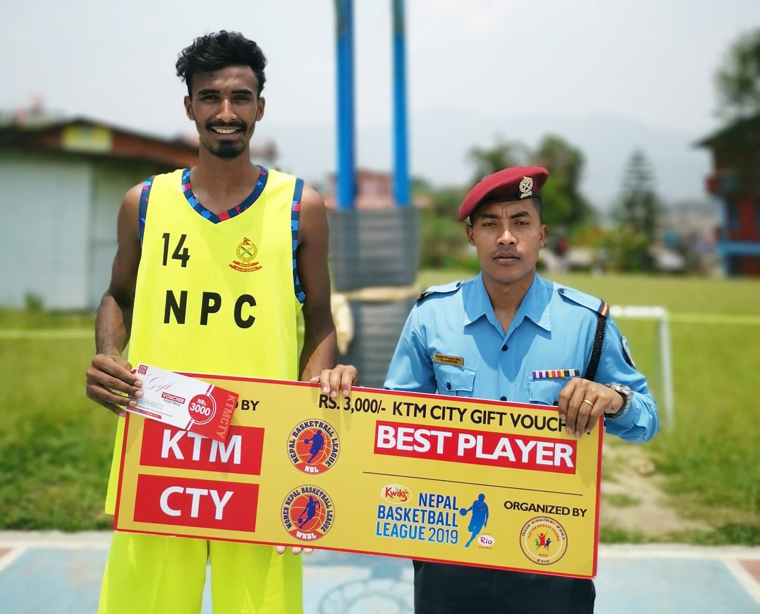 पुलिसद्वारा रोयल पराजित