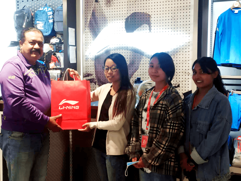 ब्याडमिन्टन अम्पायर अर्याललाई लि निङको साथ