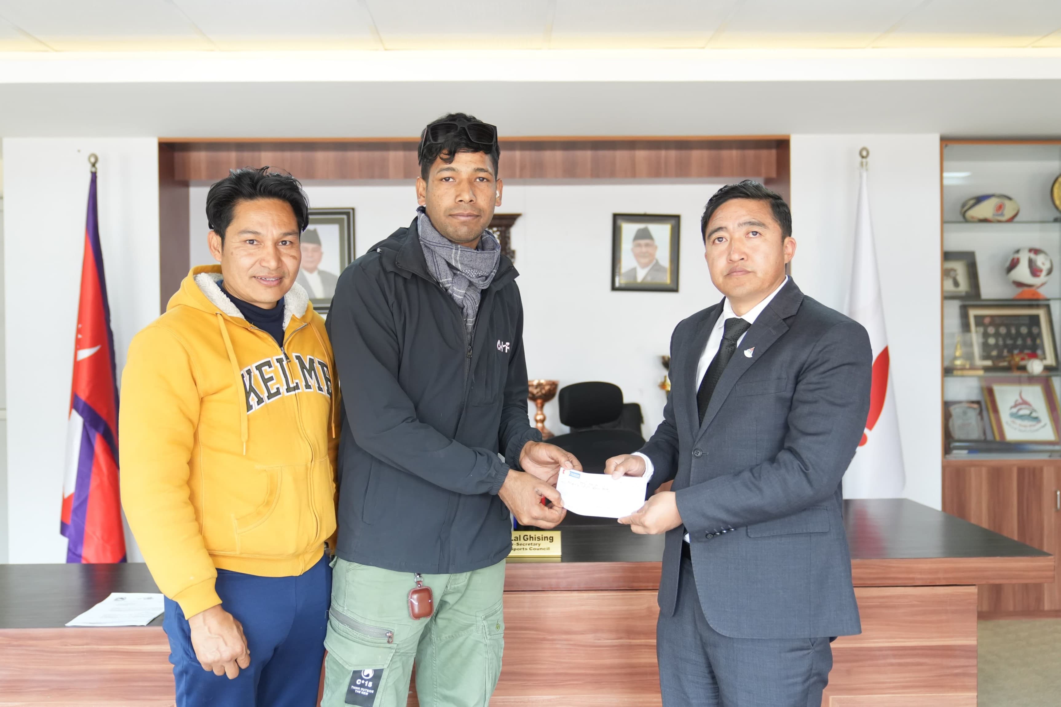 भलिबल खेलाडी सूर्यलाई उपचार खर्चमा सहयोग