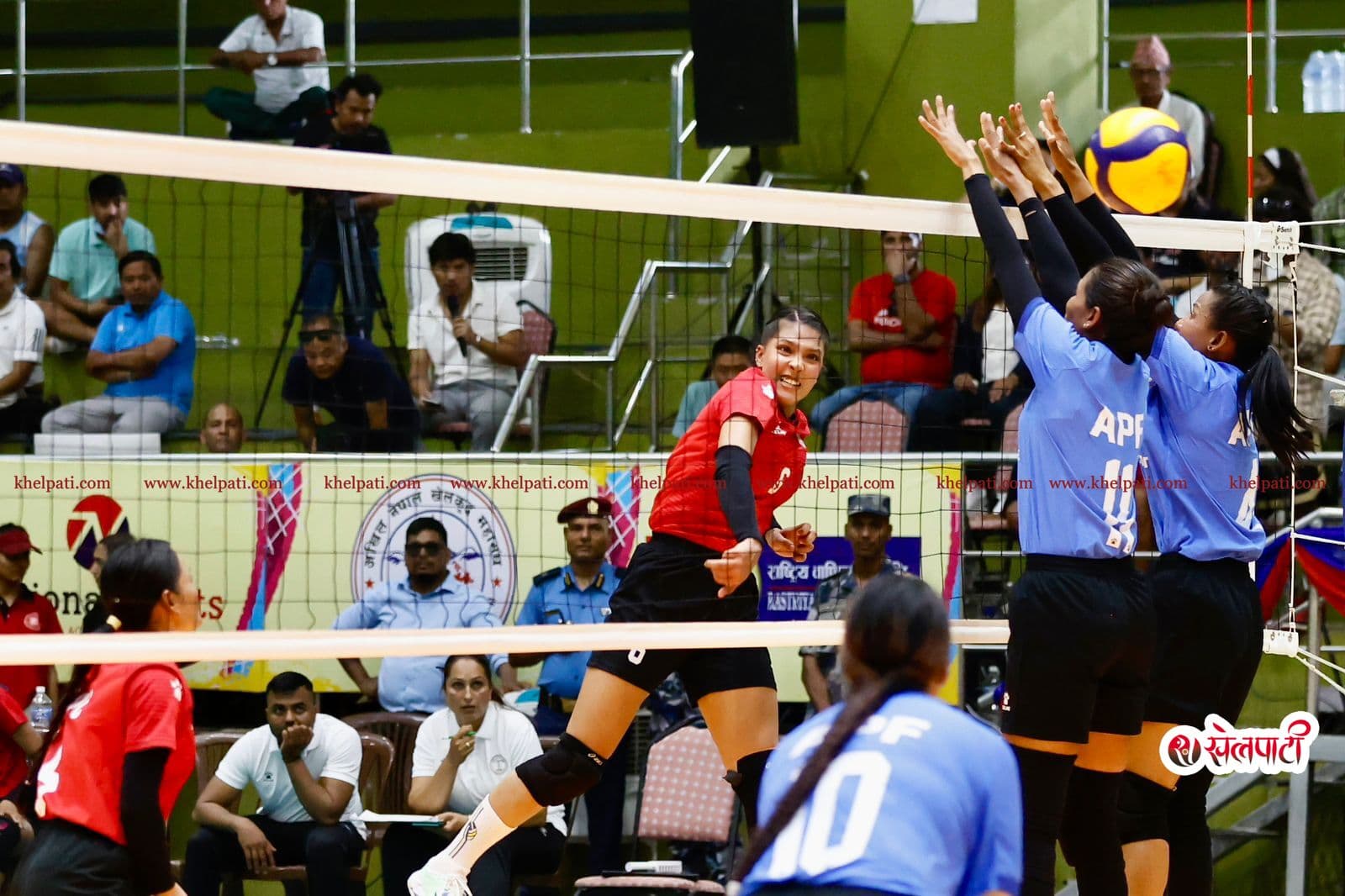 पुलिसकी उषा उत्कृष्ट स्पाइकर