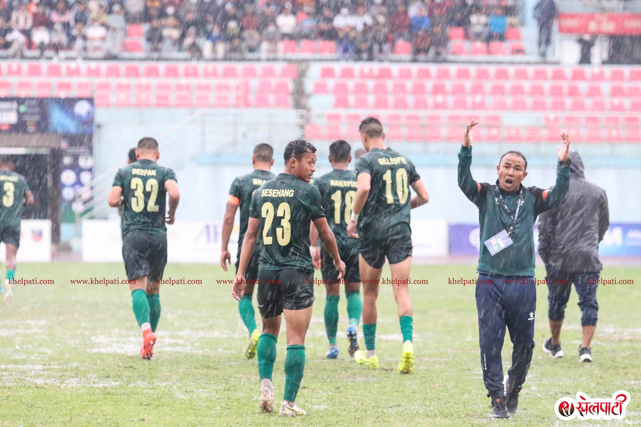 आर्मी र हिमालयनको बराबरी