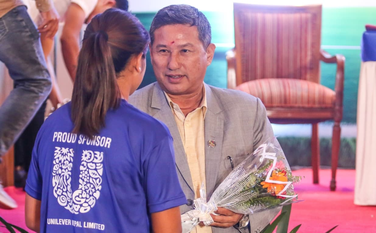 खेलकुद मन्त्रीले फुटबल नबुझेपछि ...