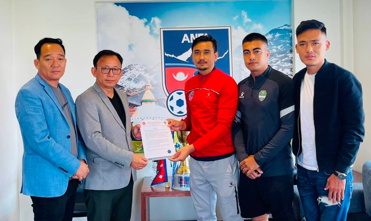 रोकिएको फुटबल चलाउन खेलाडी संघको ध्यानाकर्षण