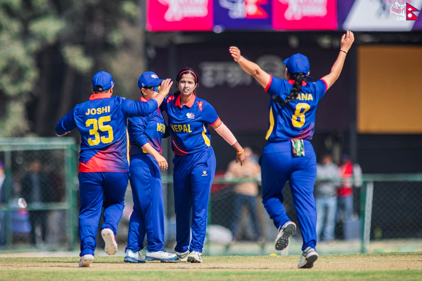 नेदरल्यान्ड्सविरुद्ध फिल्डिङ गर्दै नेपाल