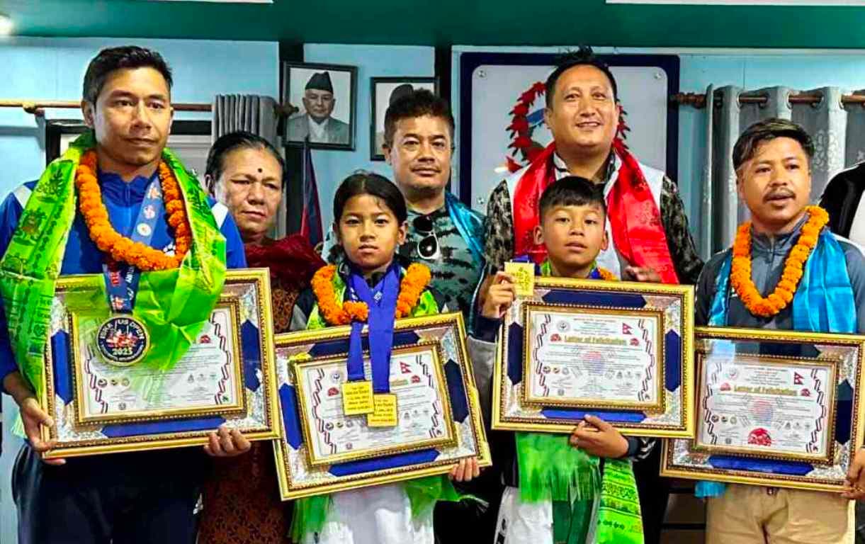 करातेका रेगन र सुचित्रा सम्मानित