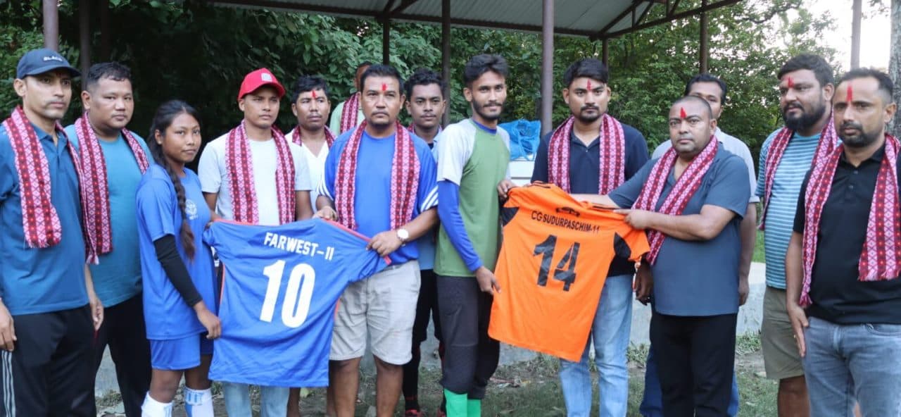 पटेला स्मार्टलाई सुदूरपश्चिम ११ द्वारा खेल सामाग्री सहयोग 