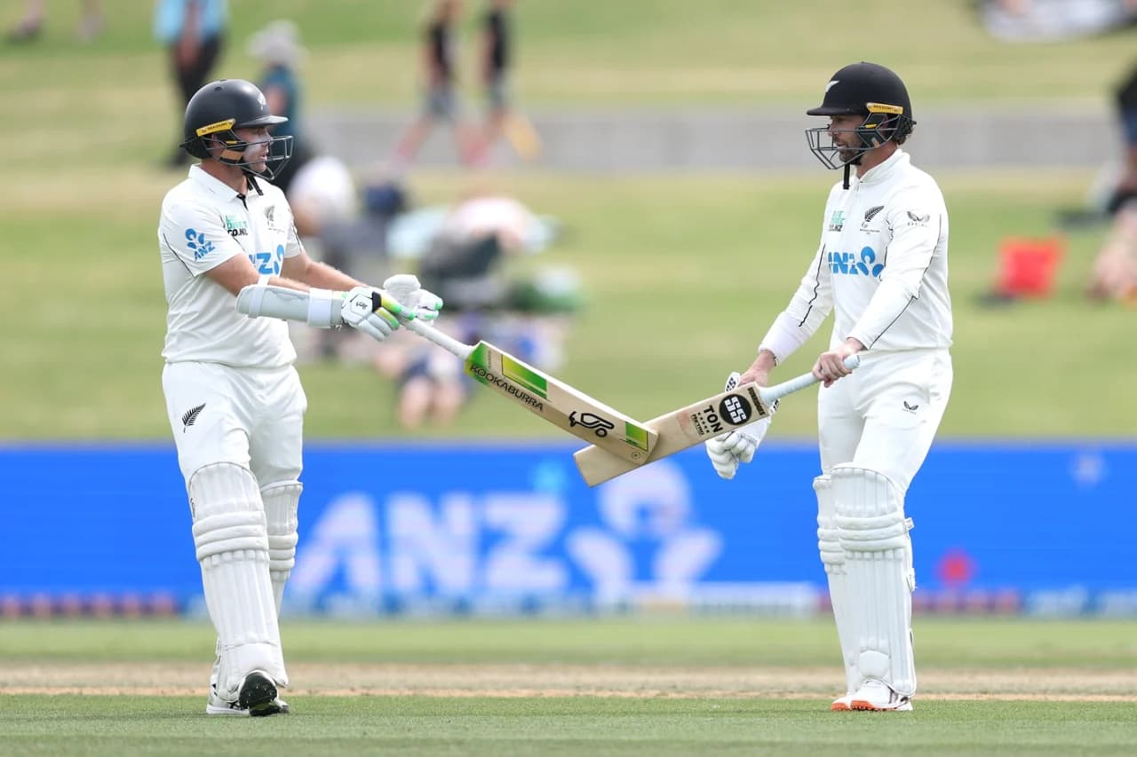 टेस्ट क्रिकेट इतिहासमा एउटै टोलीका दुई ओपनरको दुवै इनिङ्समा शतक