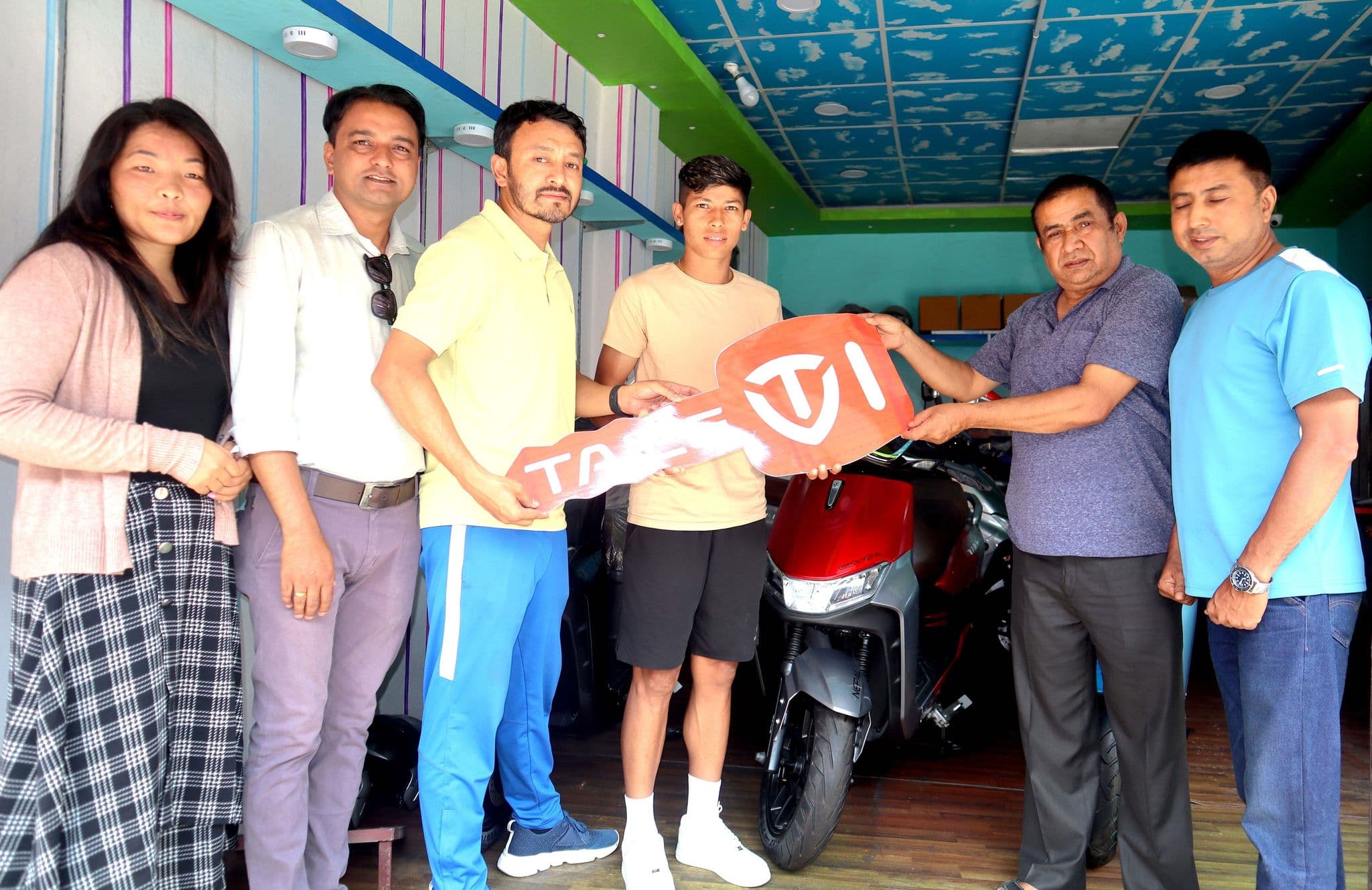 सावित्रालाई स्कुटर हस्तान्तरण