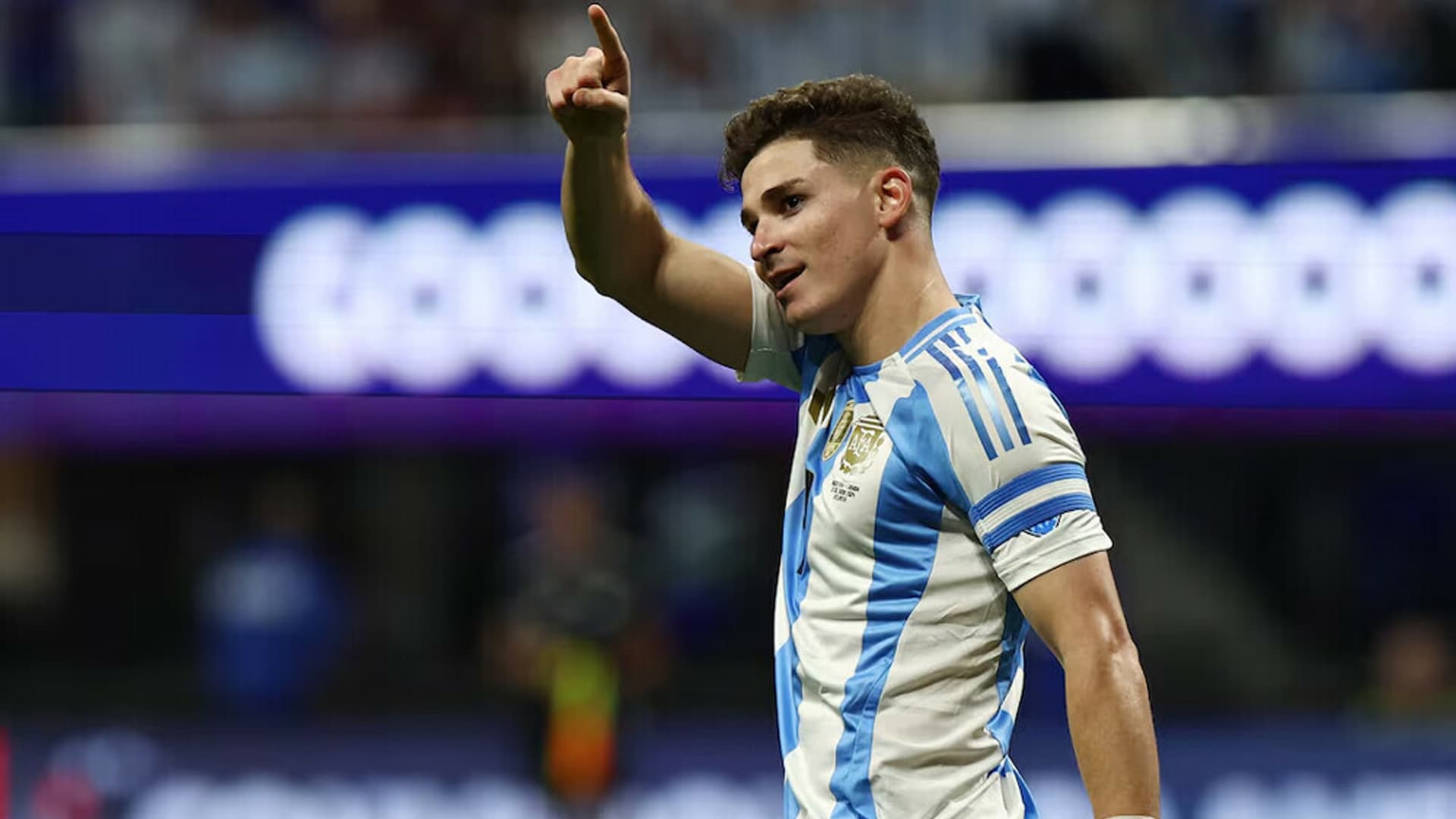 लेवान्डोव्स्कीको स्थानमा अल्भारेजलाई भित्र्याउने सुरमा बार्सिलोना