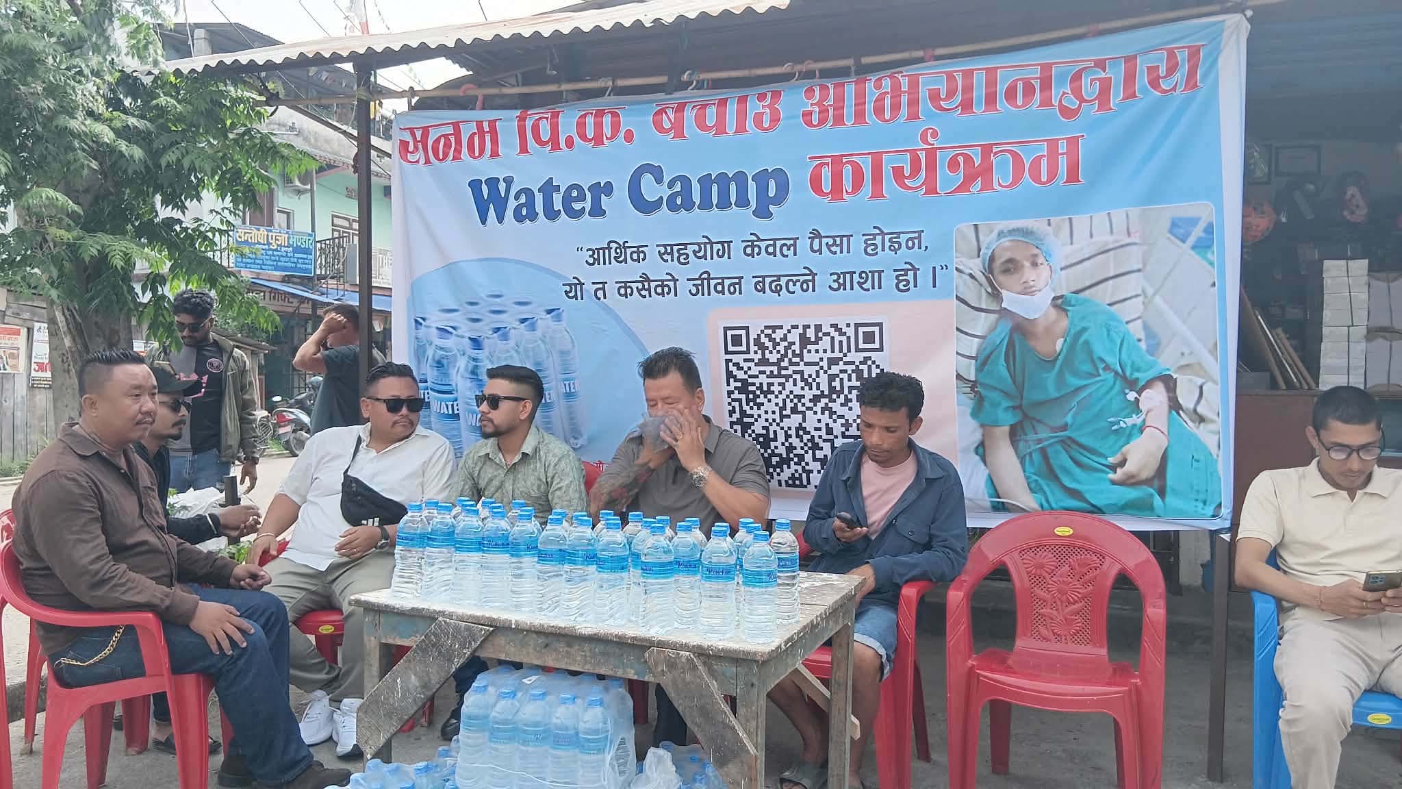 फुटबलरको ज्यान बचाउन पानी बेच्दै युवा