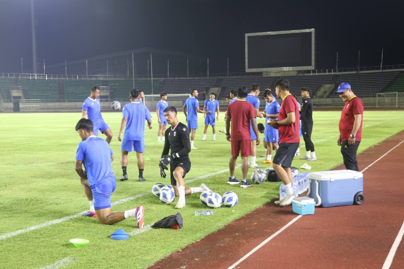 एरेनाको डेब्यु, टोलीमा नयाँ प्रयोग