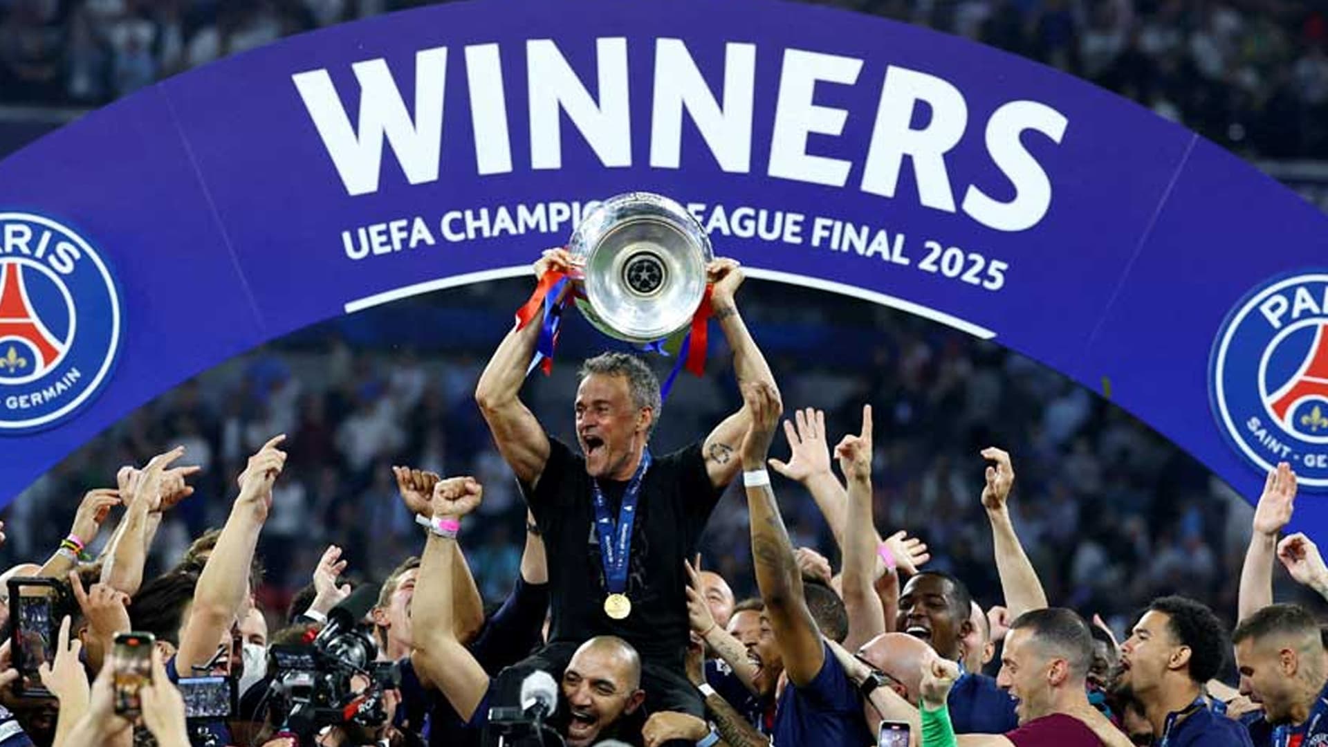 एनरिके वर्षको उत्कृष्ट प्रशिक्षक